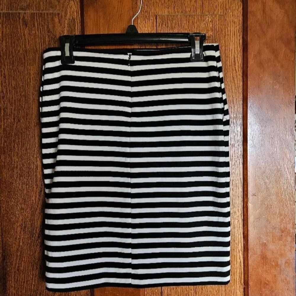 Merona Size 2 Striped Mini Skirt | Black White Office Professional Stretch